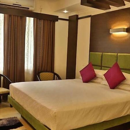 Continento The Classic Hotel Tirur Esterno foto
