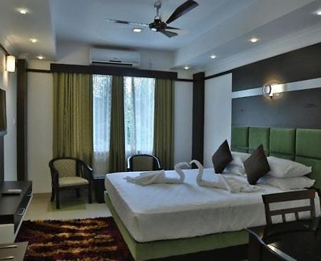 Continento The Classic Hotel Tirur Esterno foto