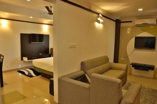 Continento The Classic Hotel Tirur Esterno foto